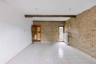 <p><span>DESTELBERGEN - Ruime woning met mogelijkheden en nabij centrum Destelbergen</span></p><p><span> </span></p><p><span>Op een centrale ligging in Destelbergen vindt u deze woning met drie slaapkamers en heel wat potentieel. Dankzij de aanwezige ruimtes en de gunstige bereikbaarheid vormt dit een interessante opportuniteit voor zowel starters als gezinnen. </span></p><p><span> </span></p><p><span>De belangrijkste troeven: </span></p><ul><li><span>3 volwaardige slaapkamers </span></li><li><span>Aangename buitenruimte met zuidgerichte oriëntatie</span></li><li><span>In te richten zolder </span></li><li><span>Centrale ligging nabij winkels en openbaar vervoer</span></li><li><span>Ideale basis voor een renovatie </span></li></ul><p><span> </span></p><p><span>Gelijkvloers: </span></p><p><span>Via een afzonderlijke inkomhal bereikt u de leefruimte met veel daglicht. Achteraan bevindt zich de keuken met aansluitend toegang tot de buitenruimte. </span></p><p><span> </span></p><p><span>Verdiepingen: </span></p><p><span>De eerste en tweede verdieping bieden plaats aan drie ruime slaapkamers. De badkamer beschikt over een voldoende plaats om aangepast te worden aan hedendaagse woonwensen. Verder is er nog een zolder die men kan inrichten of gebruiken als opslagruimte. </span></p><p><span> </span></p><p><span>Buitenruimte:</span></p><p><span>Achteraan geniet u van een gezellige en zonnige stadskoer, perfect voor een terras of een rustige buitenplek zonder intensief onderhoud. </span></p><p><span> </span></p><p><span>Belangrijk: </span></p><p><span>Richtprijs: 295.000 euro</span></p><p><span>EPC: D - Geen renovatieverplichting</span></p><p><span>Vrij: bij akte </span></p><p><span> </span></p><p><span>Bent u op zoek naar een woning die u naar eigen smaak kunt vormgeven op een goed bereikbare locatie? Contacteer ons voor meer informatie of een bezoek ter plaatse. </span></p>