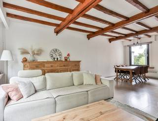 Deze charmante en instapklare gezinswoning combineert ruimte, comfort en een praktische indeling. Bij het betreden van de woning kom je in een verzorgde inkomhal die toegang biedt tot de lichtrijke leefruimte. Aansluitend bevindt zich de volledig uitgeruste keuken met eetplaats, die uitkijkt op de gezellige tuin.<br />Op de eerste verdieping bevinden zich twee ruime slaapkamers en een verzorgde badkamer. Dankzij de royale oppervlakte is er bovendien de mogelijkheid om een derde slaapkamer, bureau of hobbyruimte te creëren. Verder beschikt de woning over een kelder, een zolder en een inpandige garage met extra bergruimte.<br />De onderhoudsvriendelijke tuin biedt voldoende privacy en is de ideale plek om te genieten van zonnige dagen of gezellige momenten met familie en vrienden.<br />De woning werd doorheen de jaren uitstekend onderhouden en beschikt over tal van recente upgrades. Zo werd het dak gerenoveerd in januari 2025, zijn alle ramen voorzien van elektrische rolluiken voor extra comfort en gebruiksgemak, en zijn er 8 zonnepanelen geïnstalleerd die bijdragen aan een lagere energiefactuur en een duurzamere woning. Dankzij deze investeringen geniet je van een aangenaam wooncomfort en een gunstige energiescore.<br />Gelegen aan het rustige Leonard Gorisplein in Schoten, bevindt de woning zich in een groene en kindvriendelijke buurt, op korte afstand van scholen, winkels, openbaar vervoer en belangrijke invalswegen. Hierdoor vormt deze woning de ideale uitvalsbasis voor gezinnen en iedereen die rustig wil wonen met alle voorzieningen binnen handbereik.