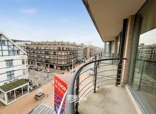 Studio confortable avec coin nuitExposition sud dans la rue commerçante au quatrième étage Hall d'entrée avec coin nuit (lit superposé)Salle de bain...