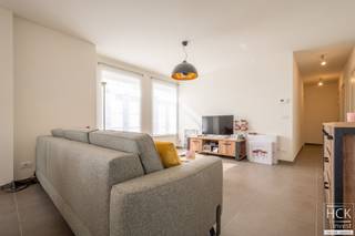<strong>De ligging</strong><br />Dit recent en energiezuinig appartement is gelegen op de <strong>eerste verdieping</strong> van residentie "Emka", een <strong>stijlvol gebouw pal in het centrum van Kruishoutem</strong>. Het gebouw situeert zich in een zijstraat van het centrum, rustig en toch zeer centraal gelegen! Er is een vlotte bereikbaarheid tot het op- &amp; afrittencomplex van de E17 (afrit 6 Kruishoutem) alsmede diverse verbindingswegen. <br /><strong>   <br />De indeling </strong><br />Grote lichtrijke living met toegang tot het terras - volledig geïnstalleerde keuken - aparte berging met aansluiting voor wasmachine/droogkast - slaapkamer - badkamer met wastafel en douche - afzonderlijk toilet. Er is een garagebox met automatische poort inbegrepen in de huurprijs + gemeenschappelijke fietsberging. Een lift is aanwezig in het gebouw.<br /><br /><strong>Kenmerken</strong><br />- Bewoonbare oppervlakte: 73 m²<br />- CV op aardgas<br />- EPC: 55 kWh/m² jaar - A-label)<br /><br /><strong>Troeven</strong><br />- rustig doch centraal gelegen!!<br />- recent appartement!!<br /><strong>- groot 1-slpk. appartement!!<br />- energiezuinig!!</strong><br />   <br />Gemeenschappelijke kosten: 50,00 EUR / maand<br /> <br />Beschikbaarheid: 01/01/2027<br />   <br />Voor meer informatie of een bezoek, reageer via het contactformulier of stuur naar info@hckinvest.be