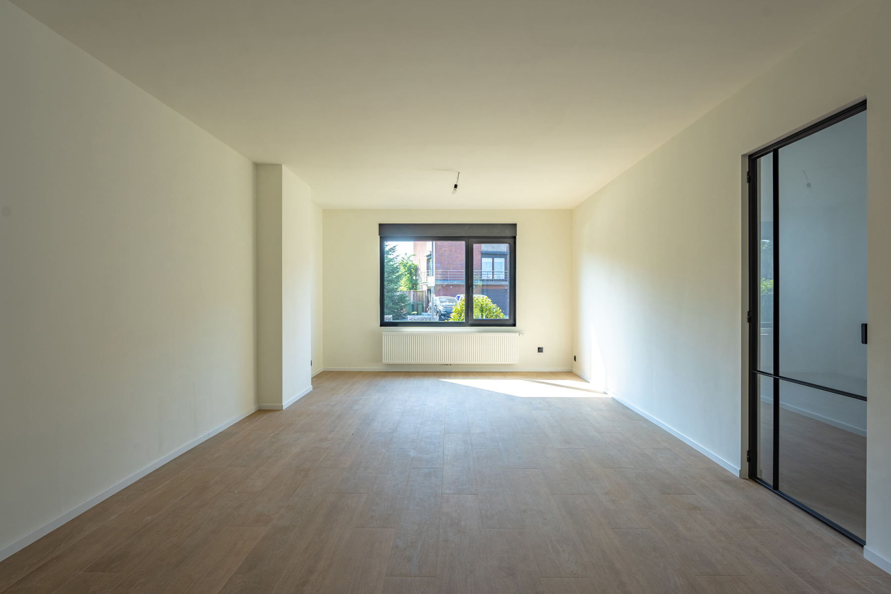 Instapklare en volledig gerenoveerde woning met 4 slaapkamers, garage en zonnige tuin - foto 3
