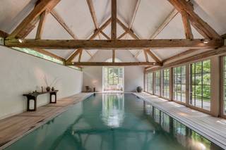 Uitzonderlijk exclusief landgoed, gelegen middenin een privatief parkdomein van 3,7 hectare met prachtig oud bomenbestand. Het domein is gelegen...