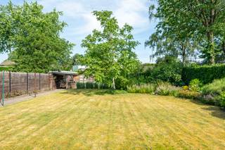 <p><strong>Charmante gezinswoning</strong> met<strong> 5 slaapkamers </strong>en zonnige tuin in rustige en gegeerde buurt te Essen<br />Deze charmante woning is gelegen in een <strong>rustige en aangename buurt</strong> te Essen en beschikt over een ruime, <strong>volledig omheinde tuin </strong>met westelijke oriëntatie. Dankzij het grote gazon, verschillende terrassen en het tuinhuis geniet je hier van veel buitenruimte en privacy.<br /><br /><strong>Gelijkvloerse verdieping:</strong><br />-inkomhal met vestiaire <br />-<strong>gezellige leefruimte </strong>met gaskachel, die zorgt voor een warme en huiselijke sfeer.<br />-de keuken is uitgerust met een gasvuur, oven, spoelbak en voldoende kastruimte. <br />-aansluitend bevindt zich een praktische berging waar ook de gasketel geplaatst is.<br />-een extra kamer die perfect kan dienen als bureau of slaapkamer, voorzien van ingemaakte kasten<br />-badkamer met ligbad, douche en lavabo.<br /><strong>Eerste verdieping:<br /></strong>-ruime overloop/nachthal<br />-<strong>vier volwaardige slaapkamers</strong> <br />De zolder, bereikbaar via een luik, biedt extra opbergruimte en de zoldervloer werd geïsoleerd, wat bijdraagt aan een betere energie-efficiëntie.<br /><br />De <strong>tuin is een echte troef</strong> van deze woning: een ruime, groene tuin met groot gazon, verschillende zithoeken en een praktisch tuinhuis. Daarnaast is er een carport, ideaal voor het stallen van fietsen of extra opslag.<br />Een ideale woning voor wie op zoek is naar<strong> rustig wonen</strong> met veel buitenruimte, en toch nabij het centrum van Essen.<br /><br /></p>