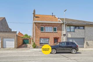 Op zoek naar een ruime woning met veel potentieel die je volledig naar je eigen smaak kunt moderniseren? Op een vlot bereikbare locatie tussen Zandvoorde en Oudenburg vind je deze verrassend ruime halfopen woning uit 1963, gelegen op een perceel van 364 m² met een zongerichte tuin.<br /><br />Bij het binnenkomen kom je terecht in de inkomhal, die toegang biedt tot de lichtrijke leefruimte met erker. Aansluitend bevinden zich de keuken, een apart toilet, een praktische berghoek en de toegang tot de kelder. Achteraan geniet je van een zonnige tuin met gazon, aangevuld met een gemetste berging met zolderruimte en een afzonderlijke garage voorzien van elektriciteit en een smeerput.<br /><br />Op de eerste verdieping zijn er drie volwaardige slaapkamers en een badkamer met douche, toilet en lavabomeubel. De tweede verdieping herbergt nog een ruime vierde slaapkamer en een berging waar ook de cv-ketel is opgesteld.<br /><br />Hoewel de woning uit de jaren zestig dateert en op vandaag een opfrissing kan gebruiken, is de energetische score een aangename verrassing. Dankzij het geïsoleerde dak (18 cm isolatie) behaalt de woning een EPC-label D (308 kWh/m²). Dat betekent dat de woning niet onder de renovatieverplichting valt, waardoor je de vrijheid hebt om stap voor stap te renoveren volgens je eigen planning en budget.<br /><br />Warm geworden van deze woning? Contacteer ons vandaag nog voor meer informatie of plan een bezoek ter plaatse.<br /><br />De vermelde prijs is een richtprijs. Elk bod, hoger of lager, wordt aan de eigenaar voorgelegd, die zich het recht voorbehoudt het al dan niet te aanvaarden.<br /><br />Neem voorsprong met een vrijblijvende schatting via:<br />www.residentievastgoed.be/gratisonlineschatten