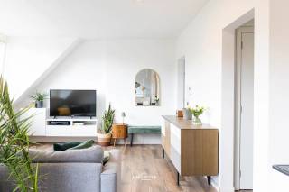 BEZOEKMOMENT VRIJDAG 2/10 TUSSEN 16U30 EN 18U00. INSCHRIJVEN KAN VIA ONZE WEBSITE.<br /><br />Welkom in dit ruime en lichtrijke duplexappartement, gelegen in de Veldstraat 50E te Temse. Het appartement combineert een aangename leefruimte met drie ruime slaapkamers en biedt dankzij de volledige vloerverwarming een bijzonder aangenaam wooncomfort.<br /><br />Het duplexappartement beschikt over drie ruime slaapkamers, waardoor het zowel geschikt is voor gezinnen als voor wie graag over extra ruimte beschikt voor een bureau, hobbykamer of dressing.<br /><br />Een bijkomende troef is de praktische berging, voorzien van aansluitingen voor zowel een wasmachine als een droogkast.<br /><br />Ook technisch heeft het appartement heel wat te bieden. Zo beschikt het over een EPC-label B, conforme elektriciteit en volledige vloerverwarming, wat zorgt voor een aangenaam en gelijkmatig verwarmd interieur.<br /><br />Troeven:<br />- Ruim duplexappartement<br />- EPC-label B<br />- Elektriciteit conform<br />- Praktische berging<br /><br />Interesse in dit ruime duplexappartement? Contacteer ons via 052/46.38.03 of info@uw-huis.be voor meer informatie of schrijf u in voor het bezoekmoment van vrijdag 2 oktober.
