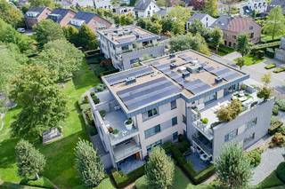 <strong>INVESTERINGSPAND: TOP GELEGEN PENTHOUSE MET UNIEK TERRAS EN LEVENSLANGE HUURDERS</strong><br /><br />Huidige eigenaars (zonder kinderen) wensen hun appartement te verkopen en zelf terug te huren via een levenslang huurcontract (notarieel). <br />De verkoopprijs is bespreekbaar in functie van de huurprijs. Gelet op een juiste balans en rekening houdend met 20 jaar indexatie<br />Het penthouse wordt dus enkel verkocht als opbrengstvastgoed aan investeerders die op zoek zijn naar een <strong>g</strong><u><strong>egarandeerd rendement mét kapitaalbehoud = investeren zonder zorgen.</strong></u><br /><br /><u><strong>Troeven</strong>:</u>
<ul>
<li>Topligging in Hollands Veld (tussen grote & kleine ring van Hasselt)</li>
<li>Vlotte bereikbaarheid via invalswegen & E313</li>
<li>Penthouse (bovenste verdieping) met hoogwaardige architectuur</li>
<li>141 m² bewoonbare opp.</li>
<li>2 ruime terrassen met zonneluifels</li>
<li>60 m² leefruimte met open keuken</li>
<li>Grote raampartijen met elektrische screens</li>
<li>2 slaapkamers (1 ingericht als dressing)</li>
<li>Volledig uitgeruste badkamer + apart toilet</li>
<li>Luxe afwerking, perfect onderhouden</li>
<li>Interessante opbrengsteigendom</li>
</ul>
<br /><strong>Locatie</strong> - Absoluut topappartement gelegen in de wijk “Hollands veld” tussen de grote en kleine ring van Hasselt. Dit penthouse is gelegen op de bovenste verdieping van dit complex waar de nadruk gelegd werd op een mooie architectuur, een hoogwaardige afwerking, ruime appartementen en een aangename woonbeleving. Een prestigeproject aan de Hasseltse stadsrand op een zeer gegeerde locatie en met een uitstekende bereikbaarheid vanuit de diverse invalswegen en de op- en afrit van de E313 autosnelweg.<br /><br /><strong>Indeling</strong> - Met een bruto oppervlakte van 141m<sup>2</sup> (excl. terras) is er aan ruimte zeker geen gebrek in het appartement met ondermeer de gigantische leefruimte van maar liefst 60m<sup>2 </sup>met open keuken en aansluitend het zeer ruim terras.<br />Er zijn 2 slaapkamers waarvan één toegang geeft tot het tweede terras en de andere ingericht werd als dressing. Verder nog de centrale hal, een ruime berging/wasplaats, een apart toilet en een badkamer met douche, toilet en wastafel. Opvallend is zeker de grote raampartij, met elektrische screens, in de leefruimte wat zorgt voor veel lichtinval en een toffe interactie tussen het binnen- en het buitenleven. Het terras werd ook voorzien van twee zonneluifels die bijna het volledig terras overdekken.<br /><br /><strong>Conclusie</strong> - Een pareltje aan de Hasseltse stadsrand op het gebied van locatie, ruimte en afwerking. Uiterst luxueuze penthouse dat door de huidige eigenaars tot in de kleinste details ingericht en onderhouden werd. Een ideale opbrengsteigendom met een verzekerde opbrengst. Voor meer info hieromtrent informeren we jullie graag. De huidige eigenaars zouden in het pand levenslange huur blijven betalen, wat wil zeggen een gegarandeerd rendement! <br /><br />Interesse? Bezorg je gegevens en Koen neemt zsm contact met je op.