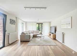 Profitez du calme, de l'espace et d'une jolie terrasse avec vue sur le parc tous les jours. Les grandes fenêtres apportent une sensation de plein...