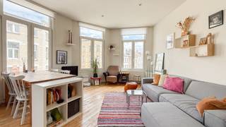 Dit gezellige appartement van ca 72 m² is gelegen op de tweede verdieping in een charmante herenwoning op de hoek met de Broederminstraat. Een...