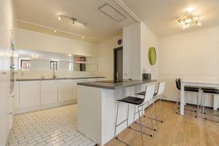 <span><span>Nabij de <strong>Grote Markt</strong> vind je dit volledig instapklaar appartement met 2 slaapkamers en een mezzanine met mogelijkheid voor een derde slaapkamer. Deze buurt vormt een combinatie van bezienswaardigheden, charmante straatjes, pittoreske pleintjes en gezellige horeca-gelegenheden. Het appartement </span></span><span>bevindt zich op de tweede verdieping van residentie Den Spieghel. </span><br /><br /><span><span><strong>Indeling: </strong>Brandveilige inkomdeur naar inkomhal met ingebouwde vestiaire en apart gastentoilet. Ruime living &amp; eetkamer. Open moderne hyper-geïnstalleerde keuken. Vanuit de keuken heb je toegang tot een was- en voorraadkamer. Via de nachtgang kom je bij de badkamer met dubbele lavabo, ligbad, instapdouche en toilet. Kleine slaapkamer met bed en tafel (ook te gebruiken als home-office), en een grote slaapkamer, ladekast en hoge hangkast. Via de trap in de grote slaapkamer kan je naar de mezzanine met mogelijkheid tot het creëren </span>van een extra slaapruimte. Ruime zolderkamer. <br /><br /><strong>Bijzonderheden: </strong></span>
<ul>
	<li><span>Verkoop onder erfpacht. Looptijd tot 30 november 2075. </span></li>
	<li>Jaarlijks betaalt u een erfpachtvergoeding. (EUR 1178)</li>
	<li>Ideaal voor eigen bewoning of als investering.</li>
	<li>De woning wordt met alle meubels inclusief verkocht.</li>
</ul>
<br /><br /><br /> 