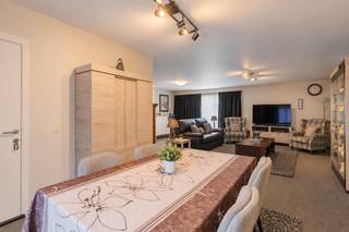<br />Zoekt u een duplex appartement dat volledig instapklaar is? Zoek dan niet verder!<br />Op het eerste en tweede verdieping van deze unit tref je een mooi afgewerkt en vernieuwd (2012) appartement met twee slaapkamers en maar liefst 121m2 bewoonbare oppervlakte!<br />(exclusief tweede verdiep/zolder)<br /><br />Je kan binnenwandelen via de inkom, of gebruik maken van de elektrische garagepoort om te parkeren op de bijhorende staanplaats achteraan. Hier tref je ook het tuinhuis!<br />Binnen in het appartement is er veel lichtinval door de grote raampartijen richting het terras, en geniet je van een grote eet-leefruimte. Aansluitend heb je de volledig geïnstalleerde keuken met oven, koelkast, vitrokeramisch vuur én een spoelbak. Naast de keuken is nog een handige berging/wasplaats aanwezig. Via de keuken heb je toegang tot het leuke terras.<br /><br />Via een aparte nachthal kom je bij de eerste volwaardige slaapkamer en daarna de grote master bedroom. Hiernaast heb je nog de badkamer met douche en lavabo, en tot slot een apart gastentoilet.<br /><br />Het appartement is asbestvrij, de elektriciteit is conform én je hebt hier een gunstig EPC-B! <br /><br />Ga je een verdieping hoger, dan kom je bij een zolderverdieping dat mits vergunning (reeds verkregen 2012) als derde appartement kan ingericht worden. <br />OF je gebruikt deze als een grote bergzolder! Hier zijn reeds veluxen aanwezig, en de ruimte kan eenvoudig afgewerkt worden tot één geheel van opnieuw 121m2.<br /><br />Deze duplex is verhuurd, maar vrij vanaf November 2026!