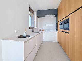 <span><strong>IN PRIJS VERLAAGD!<br /><br />Laatste penthouse/appartement te koop! Snel verhuizen of verhuren is mogelijk.</strong><br /><br />Nieuwbouwproject "De Hessel" ligt in hartje Herselt: precies in het midden van rust en gemak. In de appartementen en de binnentuin geniet je van alle rust, terwijl je in geen tijd ook in het gezellige centrum van het dorp staat. Met het gemeentehuis, de kerk en winkelstraat op wandelafstand en de supermarkt Delhaize als onderbuur kan je de wagen in de parking laten staan. Toch zin in een uitstap: Aarschot, Diest of Leuven zijn maar een korte autorit verwijderd.<br /><br />Op de hoek van Dorp en de Wolfsdonksesteenweg in het centrum van Herselt is dit nieuwbouwproject "De Hessel" gebouwd. Gelijkvloers ligt supermarkt Delhaize. Appartementen met grote raampartijen en een fraai uitzicht op de groene binnentuin. <br /><br />De nieuwbouwappartementen dragen allemaal het BEN-label. Dit betekent dat ze bijna-energieneutraal zijn. Er wordt zo weinig mogelijk energie verbruikt en er wordt hernieuwbare energie geproduceerd. Een goed geïsoleerde buitenkant en een vooruitstrevende technische installatie binnenin verzekeren je een laag verbruik en dus energiezuinig wonen. Omdat het <strong>E-peil < 20</strong>, moet de nieuwe eigenaar gedurende 5 jaar geen kadastraal inkomen betalen.<br /><br /><span><strong>App 34 - Wolfsdonksesteenweg 1/304 - </strong></span></span><span>Ruim exclusief penthouse met 3 slaapkamers en groot terras naar de binnentuin:</span><br /><span>- leefruimte met een open keuken</span><br /><span>- 3 slaapkamers</span><br /><span>- berging</span><br /><span>- badkamer: douche, bad en lavabo , afzonderlijke toilet</span><br /><span>- vloerverwarming en zonnepanelen</span><br /><span>- moderne architectuur</span><br /><span>- ruime parkeerplaats en berging in de afgesloten parkeerkelder<br /><br />Dit appartement is voorzien van een pre-airco installatie en leidingwerk voor een warmtepompinstallatie.<br /><br />De materiaalkeuzes van dit appartement werden reeds gemaakt. <strong>Snelle oplevering.</strong><br /></span><br /><span>Vermelde prijs is exclusief ondergrondse parkeerplaats, berging en exclusief registratie, btw en notariskosten. Neem snel contact op 011 39 90 50 voor meer info.<br /><br />Wij ontzorgen je ook voor de <strong>verkoop</strong> van je <strong>huidige woning</strong>! Voor meer uitleg helpen we je graag verder.</span>