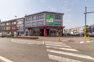 Comfortabel wonen nabij winkels en scholen.Het appartement bestaat uit een ruime en lichtrijke leefruimte met grote raampartijen en airco - een...