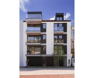 Binnenkort verrijst in het centrum van Blankenberge het nieuwbouwproject The Square II, gelegen in de belle-époquewijk en ontworpen volgens de kenmerkende architectuur van Architektenburo uit Knokke. Dit project omvat in totaal 33 units, waarvan 24 aan het Descampsplein (The Square I) en de overige 9 aan de Van Monsstraat (The Square II). De appartementen variëren in grootte, met één tot twee slaapkamers.<br /><br />De lichtrijke appartementen van The Square II geven een verfrissende en moderne look aan het authentieke karakter van de belle-époque. Alle woningen worden verwarmd met een warmtepomp die is gekoppeld aan vloerverwarming. Dankzij het ventilatiesysteem (type D), akoestische isolatie en thermische isolatie kunnen de E-peilen maximaal E30 bedragen.<br /><br />Het project biedt hedendaags comfort met ruime, zonnige terrassen op de verdiepingen en privétuinen voor de gelijkvloerse appartementen. Bovendien hebben toekomstige bewoners de vrijheid om hun appartement naar eigen smaak in te richten. De bouwheer voorziet royale budgetten en een interieurarchitect om te assisteren bij het volledige keuzetraject.