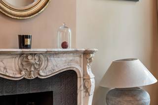 Au 47, avenue Landsroem, juste en face du parc de Ganshoren, se trouve cette maison de maître unique, pleine de charme et d'authenticité. Les...