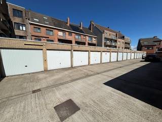 Ontdek deze praktische garagebox in complex De Golven gelegen in de Duinhelmstraat te Oostende-Mariakerke. Dankzij de centrale ligging vlak bij het strand van Mariakerke geniet u van een vlotte bereikbaarheid en een veilige parkeerplaats. Dit is een ideale investering voor wie zijn wooncomfort wil verhogen of zijn eigendom extra waarde wil geven. Perfect als eigen staanplaats of als rendabele investering. Alle inlichtingen verkrijgbaar op kantoor.