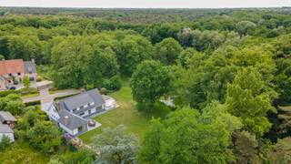 Villa op een uitzonderlijk domein van ca. 14.990 m², gelegen op het einde van een doodlopende straat in een van de meest residentiële wijken...