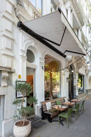 <p>Op een uitstekende commerciële locatie in de Leopold de Waelstraat, midden in het bruisende Antwerpse Zuid, bevindt zich dit karaktervolle handelspand van ca. 111 m². Het pand is momenteel verhuurd als restaurant en vormt een interessante opportuniteit voor wie op zoek is naar een vastgoedinvestering met onmiddellijke huuropbrengsten.<span></span></p>
<p>Het gelijkvloers is vandaag ingericht als sfeervolle horecazaak en geniet dankzij de grote raampartij aan de straatzijde en de aanwezige lichtkoepels van bijzonder veel natuurlijke lichtinval. De hoge plafonds en karaktervolle architectuur versterken het ruimtelijke gevoel.</p>
<p>De huidige inrichting omvat verschillende zitgedeeltes, een bar, professionele keuken en sanitaire voorzieningen. Achteraan bevindt zich bovendien een aangename buitenruimte. Aan de voorzijde beschikt de huidige horecazaak over een ruim terras in de Leopold de Waelstraat.</p>
<p>Bij het handelspand horen twee privatieve kelders van respectievelijk 19 m² en 16 m², ideaal als bijkomende opslag- en bergruimte.</p>
<p>Het pand is momenteel verhuurd via een handelshuurovereenkomst met een looptijd van negen jaar, aangevangen op 1 februari 2025. De basishuur bedraagt € 2.500 per maand en wordt jaarlijks geïndexeerd, wat overeenkomt met een initiële huuropbrengst van € 30.000 per jaar. <span></span></p>
<p>De ligging is zonder twijfel een van de belangrijkste troeven. De Leopold de Waelstraat bevindt zich in het hart van Het Zuid, op wandelafstand van het KMSKA en omgeven door horeca, winkels en de karakteristieke architectuur waarvoor deze buurt gekend is.</p>
<p>Het gebouw dateert van omstreeks 1901 en maakt deel uit van het vastgesteld bouwkundig erfgoed "Woning en winkelhuizen van J. Verstappen". Bovendien bevindt het zich binnen het beschermde stadsgezicht van de Leopold de Waelstraat en Lambermontplaats.</p>
<p><strong>Troeven:</strong> toplocatie in Antwerpen-Zuid – verhuurd handelspand – € 30.000 basishuur per jaar – handelshuur sinds 2025 – ca. 111 m² – twee privatieve kelders – terras vooraan – buitenruimte achteraan – veel natuurlijke lichtinval – karaktervolle architectuur</p>