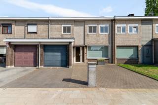 Deze instapklare woning is rustig gelegen aan de rand van het polderdorpje Berendrecht. Toch bereikt u vlot het dorpscentrum en bevindt de op- en afrit van de snelweg zich in de onmiddellijke omgeving. Dankzij verschillende energetische investeringen van de voorbije jaren beschikt de woning over een gunstig EPC-label B. Zo werd het dak in 2019 geïsoleerd en werden ook de spouwmuren in 2016 geïsoleerd. Daarnaast zijn er 10 zonnepanelen, een thuisbatterij en een laadpaal aanwezig, wat het energieverbruik verder helpt optimaliseren. U betreedt de woning binnen via een aparte inkomhal, vanwaar u meteen toegang heeft tot de gezellige woonkamer op mooie epoxyvloer. Een open haard geeft deze leefruimte een extra knusse uitstraling. Verder bestaat het gelijkvloers uit een recent vernieuwde, open keuken, een apart toilet, een bergruimte en een inpandige garage. Op de bovenverdieping bevinden zich 3 volwaardige slaapkamers, de badkamer met douche, wastafel en meubel en een apart toilet. Op de 2e verdieping is verder nog een geïsoleerde zolderruimte aanwezig. Uw wagen kan u parkeren in de inpandige garage met automatische poort. Ook op de oprit is er verder nog plek voor een extra wagen. Het perceel heeft een totale oppervlakte van 234m². De toffe tuin is oostgericht en beschikt over een verhard terras en een praktische tuinberging. Achteraan geeft een poortje toegang tot de achterliggende speelweide. 