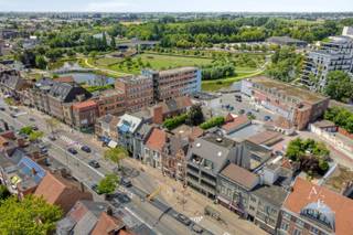 In hartje Deinze, situeert zich dit bijzonder ruim appartement met een bewoonbare oppervlakte van maar liefst 136m² bvo (125m² nvo). Het gebouw dateert van 2012 en voldoet dus aan de hedendaagse normen.<br /><br />BEZOEKDAGEN DINSDAG 06/10/2026 en DONDERDAG 15/10/2026 (op afspraak)<br />Dit appartement wordt u exclusief aangeboden door Access Estate.<br />Contacteer ons via +32 470 06 80 15 of nathan@accessestate.be<br /><br />Het appartement is verdeeld over de 3de en 4de verdieping van de residentie, waardoor u geniet van maximale rust zonder bovenburen. Dankzij de geïnstalleerde traplift is de duplex ook comfortabel toegankelijk voor wie minder goed te been is.<br /><br />De lichtrijke leefruimte van ca. 40 m² sluit aan op een volledig uitgeruste keuken. Verder beschikt het appartement over 2 volwaardige slaapkamers, waarvan één met dressing, een badkamer met inloopdouche en dubbele lavabo, twee afzonderlijke toiletten en tal van praktische ingemaakte kasten.<br /><br />Buiten geniet u van 2 buitenruimtes : een ruim, zuidoost gericht terras en een tweede balkon aan de noordwestzijde. Om oververhitting te vermijden zijn er elektrische screens geïnstalleerd.<br /><br />Extra troeven zijn de ruime private kelderberging (inbegrepen in de vraagprijs), de uitstekende energiescore (EPC-label B - 116 kWh/m²/jaar) en de mogelijkheid tot aankoop van een bovengrondse garagebox voor € 27.500.<br /><br />Het appartement is verhuurd sinds 1/12/2024 voor €950 (+€50 kosten)/maand. Indien u het appartement wenst te kopen voor eigen gebruik dient u rekening te houden met een opzegtermijn van 6 maanden na akte.<br /><br />Een ideale woonst voor wie op zoek is naar ruimte, comfort en een topligging in het centrum van Deinze.<br /><br />Meer informatie: https://accessestate.be/te-koop
