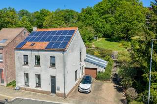 In een rustige en gegeerde buurt van Kessel-Lo bevindt zich deze charmante woning op een prachtig groen perceel van maar liefst 15 are. Dankzij de uitstekende ligging geniet u hier van een vlotte bereikbaarheid richting Leuven, winkels, scholen, openbaar vervoer en belangrijke verbindingswegen, terwijl u toch volledig tot rust komt in een groene woonomgeving.<br /><br />De woning biedt alle ruimte voor een gezin dat op zoek is naar comfort en potentieel. U vindt er onder meer 4 ruime slaapkamers, een zolder, een vernieuwde gelijkvloerse badkamer (2020) en een volledig geïnstalleerde keuken uit de jaren ’90 die stijlvol overvloeit in de geïntegreerde keukentafel.<br /><br />De karaktervolle massief houten trap benadrukt het duurzame en kwalitatieve karakter van de woning. Verder wordt de woning verwarmd via een energiezuinige gascondensatieketel uit 2017 en zorgen de 20 zonnepanelen voor een extra energetische troef.<br /><br />Ook praktisch scoort deze woning sterk dankzij de ruime oprit met plaats voor minstens 2 wagens en een bijkomende garage.<br /><br />Buiten wordt u werkelijk verrast door de royale tuin met verschillende terrassen, waar u op elk moment van de dag kan genieten van rust, groen en een prachtig vergezicht over de skyline van Leuven. Een unieke setting die zelden te vinden is in deze regio.<br /><br />Een eigendom met ruimte, charme en een topligging in het geliefde Kessel-Lo. Plan vandaag nog uw bezoek in en ontdek zelf de troeven van deze unieke woning.