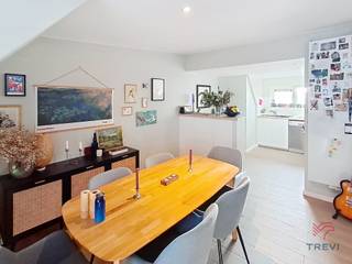 <strong>WOLUWE-SAINT-LAMBERT, wijk Tomberg, vlakbij het Woluwe Shopping Center en de belangrijkste verkeersaders, charmant appartement met 2 slaapkamers van ±65 m².</strong><br /><br /><strong><span>Op de 3e verdieping</span> :</strong><br />
<ul>
<li>Hal van ±4 m²</li>
<li>Woonkamer van ±30 m²</li>
<li>Open ingerichte keuken van ±7 m² (oven, kookplaten, afzuigkap, koelkast/diepvriezer)</li>
<li>Slaapkamer 1 van ±12 m²</li>
<li>Slaapkamer 2 van ±8 m²</li>
<li>Doucheruimte (douche, wastafel)</li>
<li>Aparte wc van ±1 m²</li>
</ul>
<br />Geen gemeenschappelijke kosten! <br /><br />Garagebox optioneel voor 110 € extra per maand