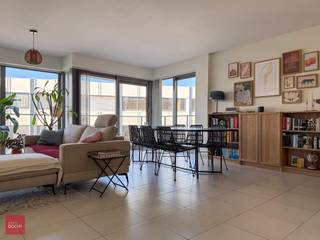 Mooi appartement bestaande uit een inkomhall, living, ingerichte keuken, 2 slaapkamers, badkamer (bad + douche), terras, ondergrondse...