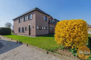 EERSTE BEZOEKMOMENT ZATERDAG 4/04 VAN 10U TOT 13U (enkel op afspraak!)<br /><br />BORSBEKE - Deze woning is zeer rustig gelegen, op wandelafstand van station Herzele, winkels, scholen en andere openbaar vervoer.<br />Op het gelijkvloers is er de inkomhal, gastentoilet, gezellige woonkamer met ingebouwde houtkachel en eetplaats en een afgesloten, goed uitgeruste keuken. Achter de keuken ligt de ruime garage met plaats voor één auto, fietsen en er is een wasruimte met douchecel. De toegang tot de kelder van 80m², zorgt dat er een geen tekort is aan berging.<br /><br />Op het verdiep is er de badkamer met lavabo, douche in bad en toilet. Twee ruime slaapkamers en nog de mogelijkheid om de grote zolderruimte om te toveren tot één of twee extra kamers. Daarboven nog een extra zolder voor berging.<br /><br />De woning is voorzien van dubbele beglazing, CV op mazout, deels dakisolatie en geïsoleerde spouwen.<br /><br />Heeft interesse of wenst u een bezoek? Neem gerust contact op via +3253606560!