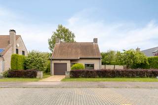 The layout: Ground floor:- entrance hall with guest toilet- bright living space with a view of the garden- kitchen- spacious garage with...