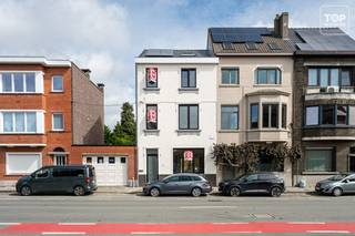 Deze prachtige totaal gerenoveerde energiezuinige gezinswoning bevindt zich op de Hogeweg te Sint-Amandsberg. Strategisch zeer goed gelegen!<br /><br />Het centrum van Gent is gemakkelijk te bereiken te voet of per fiets. Op amper 10 minuten fietsen ben je in de bruisende stad. Via het openbaar vervoer heb je een vlotte verbinding naar het stadscentrum alsook naar het station Gent Dampoort.<br />Er zijn tal van supermarkten, scholen, restaurants op wandel en/of fietsafstand terug te vinden. <br />Kortom, met de ligging van deze woonst is een auto absoluut niet noodzakelijk. <br />Doch ben je op minder dan 5 min op de R4, waardoor je een vlotte verbinding hebt naar de E17 en de E40. <br /><br />De woning werd volledig gerenoveerd in 2026, dit met oog voor détail. Alles werd tot in de perfectie en hoogwaardig afgewerkt. De muren werden reeds geverfd (RAL 9010). De woning is helemaal instapklaar.<br /><br />Qua indeling word je meteen verrast bij het binnenkomen door de zeer brede inkomhal. Op het gelijkvloers bevindt zich de zeer ruime leefruimte die in verbinding staat met de volledig geïnstalleerde keuken. Via de keuken heb je rechtstreeks toegang tot het gezellige terras en de mooie stadstuin, waar je in alle rust kan genieten met vrienden en familie. <br />Op de eerste verdieping bevinden zich 3 slaapkamers, waarvan er 2 identiek en zeer ruim zijn. Via het tussen verdiep krijgen we toegang tot de eerste badkamer voorzien van een ligbad en dubbele lavabo.<br />Op de tweede verdieping zijn er nog eens twee ruime slaapkamers waarvan één met mezzanine. Ook de 2de badkamer met douche is er terug te vinden.<br /><br />Extra troeven :<br />- Met zijn Epc A score heeft het een gunstige waarde, waardoor de energiekost beperkt is<br />- De zonnepanelen en de airco toestellen in de slaapkamers zijn een absolute meerwaarde<br />- De warmtepomp en vloerverwarming zorgen voor alle comfort.<br />- Zomer of Winter, op het terras kan je het hele jaar door genieten van de buitenlucht<br /><br />Deze opportuniteit is ideaal voor wie in de rand van Gent wil wonen en daarbij zowel ruimte als comfort belangrijk vindt. Door zijn praktische indeling en aangename tuin biedt dit huis alles om er een echte thuis van te maken.<br /><br />Beschikbaar bij akte.<br /><br />Interesse in deze TOPPER? Contacteer dan snel Topvastgoed voor een bezoek op het nummer 0475 700 700