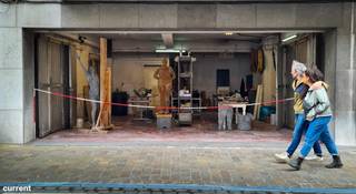 Ben je op zoek naar de perfecte uitvalsbasis voor een horecazaak, boetiek, kantoor of praktijk? In het hart van de bruisende Dansaert- en Sint-Katelijnewijk, Papenvest 6-8 te 1000 Brussel.De twee beschikbare eenheden hebben elk een oppervlakte van ongeveer 70 m². Je hebt de vrijheid om ze afzonderlijk aan te kopen of te combineren tot één grote ruimte. Dankzij een indrukwekkend etalageraam van 7 meter breed per eenheid geniet je van een enorme visibiliteit en een directe connectie met de vele passanten. De binnenkant kun je bovendien nog volledig naar eigen wens indelen.De ruimtes leunen zich perfect voor horeca, maar kunnen (mits goedkeuring) ook getransformeerd worden tot een modern bureau, winkel of praktijkruimte. Belangrijke opmerking: nachtwinkels en frituren zijn hier niet toegestaan.-Vraagprijs (huidige staat): € 225.000 per eenheid.-Renovatie & afwerking: De kosten voor de binnenafwerking en het plaatsen van de gloednieuwe vitrine worden geraamd op € 35.000 per eenheid.Koop je dit vastgoed als belegging om daarna te verhuren? Na de vernieuwing mag je rekenen op een huuropbrengst van circa € 1.850 per maand per eenheid.Indien interesse, aarzel niet om contact op te nemen of een bezoekaanvraag te doen via onze website dewaele.com