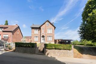 <p>Op een prachtig perceel van maar liefst 49 are bevindt zich deze originele serristenwoning met veel karakter en mogelijkheden. De woning zelf beschikt over drie slaapkamers, een ruime keuken en woonkamer, een veranda en een kelder. Op de zolder is er potentieel om extra slaapkamers te creëeren. De serristenwoning is rustig gelegen, omgeven door groen, en biedt dankzij haar ligging en oppervlakte tal van mogelijkheden voor wie op zoek is naar ruimte, rust én potentieel.<br /><br />Wat deze eigendom extra bijzonder maakt, is dat er momenteel een verkavelingsaanvraag in voorbereiding is voor de creatie van twee bijkomende bouwgronden naast de woning van elk ongeveer 14 are.</p><p>Deze eigendom biedt mogelijks een unieke kans voor projectontwikkeling of voor wie wil wonen in een groene omgeving met de kans om naastgelegen bouwgronden aan te houden of te verkopen.<br /><br />Of u nu op zoek bent naar een charmante woning met grote tuin, een investeringskans of een ontwikkelingsproject – deze eigendom biedt het allemaal.<em><br /><br /></em>Voor meer info of een bezichtiging, neem contact op via frank.geurts@living-stone.be) of +32 484 58 00 24.</p>