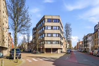 Dit op te frissen appartement, gelegen in Oostende, biedt een mooie opportuniteit voor wie op zoek is naar een woonst met potentieel op een aangename ligging. Vanuit de leefruimte geniet u van een mooi zicht op het Sint-Catharinaplein.<br /><br />Het appartement, gebouwd in 1980, beschikt over een inkomhal met apart gastentoilet. De lichtrijke living vormt het hart van het appartement en biedt dankzij de grote raampartijen een aangenaam ruimtegevoel. Aansluitend bevindt zich de keuken, uitgerust met oven, elektrisch fornuis, spoelbak, dampkap en frigo met vriesvak.<br /><br />Verder zijn er twee slaapkamers aanwezig. De eerste slaapkamer heeft toegang tot een balkon, wat een extra troef vormt. De badkamer is uitgerust met een lavabo, ligbad en aansluiting voor een wasmachine. Daarnaast is er nog een praktische berging met cv-ketel en zekeringkast.<br /><br />Het appartement is voorzien van vernieuwde pvc-ramen met HR-glas en centrale verwarming op aardgas.<br /><br />Interesse? Contacteer ons en ontdek de mogelijkheden.