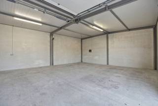Deze nieuwbouw loods van 72m² is gelegen in het centrum van Houthulst.Aparte teller voor elektriciteit aanwezig. Regenwaterput per loods...