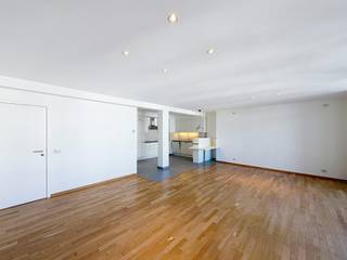 <p>SAINT-GILLES – In de wijk Louise, tussen het Stephanieplein en het Chatelainplein, vlakbij talrijke winkels en openbaar vervoer, ruim appartement met 2 slaapkamers van ±110 m² woonoppervlakte gelegen op de 6e verdieping, bestaande uit een inkomhal, een ruime woonkamer van ±37 m² met toegang tot een terras van ±10 m², een volledig uitgeruste open keuken (oven, kookplaten, afzuigkap, koelkast/vriezer, vaatwasser), nachthall met wasruimte (aansluiting voor wasmachine), apart toilet met wastafel, doucheruimte (douche, wastafel), slaapkamer van ±12,5 m², een slaapkamer van ±15,5 m² met kleedruimte en aangrenzende badkamer (bad, douche, toilet, dubbele wastafel), kelder, parkeerplaats inbegrepen in de huurprijs.</p>
<p></p>
<p><u>Op de 6<sup>e</sup> verdieping;</u></p>
<ul>
<li>Inkomhal</li>
<li>Ruime woonkamer van ±37 m² (7,28 x 5,1) met toegang tot terras van ±10 m²</li>
<li>Volledig ingerichte open keuken (oven, kookplaten, afzuigkap, koelkast/vriezer, vaatwasser)</li>
<li>Slaapgedeelte</li>
<li>Wasruimte (aansluiting voor wasmachines)</li>
<li>Aparte toiletruimte met wastafel</li>
<li>Doucheruimte (douche, wastafel)</li>
<li>Slaapkamer van ±12,5 m² (3 x 4,15)</li>
<li>Slaapkamer van ±15,5 m² (3 x 5,1) met kleedruimte en aangrenzende badkamer (bad, douche, toilet, dubbele wastafels)</li>
</ul>
<p>Kelder</p>
<p>Parkeerplaats nr. 18 inbegrepen in de huurprijs</p>
<p>Voorziening voor gemeenschappelijke kosten van 110 €/maand. <br /><br />EPC G*.</p>
<p>Beschikbaar vanaf 01/08/2026.</p>
<p></p>
<p>Afmetingen ter indicatie.</p>