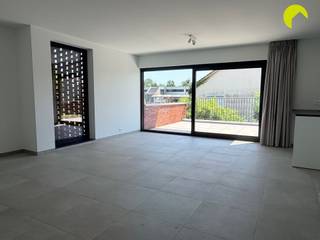<p><span>Energiezuinige éénslaapkamerappartement te Wilrijk!</span></p><p><span>Alle belangrijke invalswegen, dagelijkse winkels en openbaar vervoer zijn in de onmiddellijke omgeving en er is een zeer goede verbinding naar Antwerpen en Brussel.</span></p><p><span> </span></p><p><span>Indeling:</span></p><p><span>We betreden het appartement via de inkomhal met apart toilet met handenwasser. De leefruimte beschikt over veel natuurlijk lichtinval dankzij de grote raampartijen, aansluitend vinden we de open keuken ingericht met kasten, een inductie plaat, dampkap, koelkast en diepvries, vaatwasser en gootsteen.  </span></p><p><span>Via de keuken is er toegang tot de berging waar er aansluiting is voor wasmachine en droogkast. Vanuit de leefruimte heeft u toegang tot het aangename zuidgericht terras (17m²).</span></p><p><span>Verder is er één slaapkamer (12m²), met ingemaakte kasten. </span></p><p><span>De badkamer is voorzien van een inloopdouche en een dubbel lavabomeubel.</span></p><p><span> </span></p><p><span>Bijzonderheden:</span></p><ul><li><span>Lage gemeenschappelijke kosten: €75/maand (minuterie, poetsdienst, lift, ...)</span></li><li><span>Vloerverwarming </span></li><li><span>Zonnepanelen </span></li><li><span>Warmtepomp</span></li><li><span>EPB in aanvraag (nieuwbouw)</span></li><li><span>Huurwaarborg: 3 maanden </span></li><li><span>Plaatsbeschrijving €225 </span></li><li><span>Beschikbaar: onmiddellijk</span></li><li><span>Gordijnen + verlichting zijn voorzien</span></li><li><span>Stalplaats voor fiets in het gebouw</span></li></ul><p><span> </span></p><p><span>Boek nu zelf ONLINE uw afspraak in. Surf naar het betreffende eigendom op onze website <span>www.habicom.be</span></span><span> en klik op de roze knop </span><span>'PLAN EEN BEZOEK'</span><span>. <br />Kies het moment dat u het beste uitkomt, vul de gevraagde contactgegevens in en klik nadien op verzenden om te bevestigen.</span></p><p><span> </span></p>