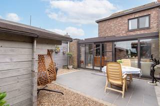 Deze gezellige halfopen woning is gelegen op wandelafstand van winkels, scholen en horecazaken. Uiteraard is er een uitstekende verbinden met de...