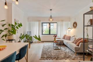 <strong>KORTE INLEIDING</strong><br />Een kant-en-klaar, prachtig appartement met twee slaapkamers en EPC-label A in de gezelligste wijk van Lier centrum, 't Looks, da's wat er op u wacht als u eens een kijkje komt nemen!<br /><br />De 70 vierkante meter bewoonbare oppervlakte van dit appartement is heel efficiënt ingedeeld met veel licht, ruimtelijk gevoel en oog voor detail. Warme duurzame materialen zoals hout en aluminium ramen dragen bij aan het warme, luxueuze gevoel.<br /><br />Maak een afspraak en laat je overtuigen, tot snel!<br /><br /><br /><strong>RUIMTES</strong><br /><strong>Bewoonbare oppervlakte: 70 vierkante meter<br /><br />Eerste verdieping</strong><br />* leefruimte<br />* eetruimte<br />* Badkamer <br />* Slaapkamers: 2<br />* Terras <br />* Terras berging<br /><br /><strong>Gelijkvloers </strong><br />* ingang garage (een plaats is niet standaar voorzien bij het appartement, maar er komt wel regelmatig eentje vrij om te huren)<br />* berging voor fietsen en vuilbakken<br /><br /><strong>TROEVEN</strong><br />* EPC: A<br />* warme, duurzame materialen<br />* fantastische ligging pal in centrum Lier in gezellige en kindvriendelijke wijk<br />* 2 slaapkamers<br /><br /><br /><strong>Voor interactieve grondplannen met foto’s, ga naar www.wijns.be en klik op de knop “virtueel bezoek”. Info &amp; afspraak:  ☎ 0473/11 44 44   ✉ thomas@wijns.be</strong>