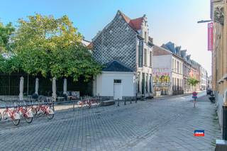 <p><span>2000 ANTWERPEN | HISTORISCH PAND OP COMMERCIELE TOPLOCATIE | RESTAURANT MET VOLLEDIG GEÏNSTALLEERDE KEUKEN | EPC 682 </span></p><p><span> </span></p><p><span>Uniek 16e-eeuws historisch ergoed met authentieke allure in de Universiteitsbuurt. Commerciële toplocatie.</span></p><p><span>Bent u op zoek naar een pand met een ziel, een rijke geschiedenis en een absolute toplocatie? Dit prachtige 16e-eeuwse historische pand – voorheen een statig notarishuis – biedt een zeldzame kans voor investeerders, ondernemers of liefhebbers van historisch vastgoed. Het gebouw is ontworpen in een sobere, elegante beaux-artsstijl en ademt puur karakter.</span></p><p><span>Het pand is uiterst centraal gelegen in de bruisende Universiteitsbuurt, een levendige omgeving met veel passage. Momenteel is het succesvol verhuurd als bistro-restaurant (tot eind 2026). Bij het verlijden van de akte komt het pand volledig vrij van verhuur, wat u de ultieme vrijheid geeft om uw eigen concept te realiseren of een nieuwe huurovereenkomst te starten.</span></p><p><span>Authentieke elementen & geen renovatieplicht. Binnenin treft u prachtige, authentieke elementen die het gebouw zijn unieke en warme uitstraling geven. Een enorme troef: aangezien het pand is opgenomen in de inventaris van het onroerend erfgoed, is het vrijgesteld van renovatieplicht. </span></p><p><span> </span></p><p><span> </span></p>