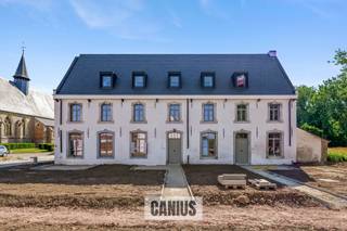 <p><span>Rust & natuur nabij het stadscentrum</span></p><p><span>Aan de stadsrand van Sint-Truiden treffen wij op het pittoreske Begijnhof de site ’T Godshuis aan. Het betreft een kleinschalig project bestaande uit zeven woningen (vier nieuwbouwwoningen en drie gerenoveerde woningen ondergebracht in een beschermd monument). De ligging kunnen wij als ideaal bestempelen! Zo geniet je hier van de rust en de rijke geschiedenis die het Begijnhof uitstraalt in combinatie met de natuur van Domein ’t Speelhof. Daarnaast bevinden wij ons op wandel- en fietsafstand van het stadscentrum van Sint-Truiden. Zo begeven wij ons vlot naar lokale handelaars, supermarkten, de wekelijkse Haspengouw Markt, gezellige drank- en eetgelegenheden, het stadspark, … Ook voor grotere verplaatsingen ben je hier aan het juiste adres. Door de nabijheid van belangrijke invalswegen is een goede verbinding naar omliggende steden en gemeenten gegarandeerd. Kortom een ideale locatie om te genieten van alles wat de hoofdstad van Haspengouw te bieden heeft.</span></p><p><span> </span></p><p><span>Wonen in een beschermd monument </span></p><p><span>Woning 2 beschikt over 134m² woonoppervlakte en omvat op het gelijkvloers een inkomhal, een berging, een apart toilet en een leefkeuken.</span></p><p><span>De eerste verdieping biedt een nachthal, een badkamer en twee slaapkamers.</span></p><p><span>Onder het prachtige dakgebinte op de tweede verdieping kunnen we een ruime leefruimte en een bergruimte terugvinden.</span></p><p><span>Bijkomend kan men genieten van een privatieve tuin, terras en gemeenschappelijke fietsenstalling.</span></p><p><span>Dit allemaal met respect voor het historisch karakter (prachtige authentieke balken, traditionele materialen, …) in combinatie met hedendaags comfort wat resulteert in een energiezuinige woning klaar voor de toekomst! </span></p><p><span> </span></p><p><span>KORT SAMENGEVAT</span><span>:</span></p><p><span>Prijs: € 370.000,00</span></p><p><span>Verkoop onder registratierechten (2% of 12%)</span></p><p><span> </span></p><p><span>Wonen in een unieke setting waar heden & verleden elkaar omarmen!</span></p><p><span>Nieuwsgierig welke woning het best aansluit bij jouw levensstijl? Maak snel een afspraak of vraag maar informatie aan bij één van de medewerkers van Canius Real Estate. Je kan ons bereiken op het nummer 011 74 12 36 of via <span>info@canius.be</span></span><span>.</span></p><p><span> </span></p><p><span>*Deze gegevens zijn louter ter informatieve titel. De vermelde oppervlaktes zijn slechts een indicatie. Canius Real Estate kan niet verantwoordelijk gesteld worden voor de juistheid van de aan haar verstrekte gegevens.</span></p><p><span> </span></p><p><span> </span></p>