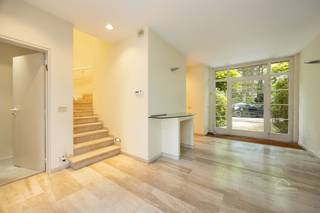 <p><span>Riante villa in een groene en residentiële omgeving!</span></p><p><span>Deze ruime en karaktervolle villa biedt een uitzonderlijke combinatie van </span><span>wooncomfort, privacy en ruimte</span><span>, zowel binnen als buiten.</span><span> </span></p><p><span> </span></p><p><span>Bij het betreden van de woning komt u in een </span><span>ruime inkomhal</span><span> met rechts een afzonderlijke bureauruimte, een apart toilet en praktische ingemaakte kasten. Aan de linkerzijde bevindt zich de </span><span>lichtrijke leefruimte</span><span>, waar grote schuifdeuren zorgen voor een aangename verbinding met het terras en de groene tuin. Vanuit de leefruimte is er een open doorgang naar de eetkamer en een bijkomende gezellige zithoek.</span></p><p><span> </span></p><p><span>Op het gelijkvloers bevindt zich een ruime eerste slaapkamer met </span><span>airconditioning en verwarming</span><span>. Via de dressing bereikt u de bijzonder ruime badkamer, uitgerust met een </span><span>dubbele douche, jacuzzi-bad, dubbele wastafel en toilet</span><span>.</span></p><p><span>De </span><span>volledig geïnstalleerde keuken</span><span> biedt alles wat nodig is voor dagelijks comfort en beschikt over de mogelijkheid om zowel </span><span>elektrisch als op gas te koken</span><span>.</span></p><p><span>Doorheen de woning zijn bovendien </span><span>ingebouwde speakers</span><span> aanwezig voor muziek of radio in verschillende ruimtes.</span></p><p><span>Een absolute troef van deze woning is het </span><span>binnenzwembad</span><span>, dat zich eveneens op het gelijkvloers bevindt en het hele jaar door een bijzondere meerwaarde biedt.</span><span> </span></p><p><span> </span></p><p><span>Op de eerste verdieping bevinden zich nog </span><span>drie slaapkamers en twee badkamers</span><span>. Twee slaapkamers beschikken over een </span><span>gedeelde badkamer</span><span>, centraal gelegen tussen beide kamers. De badkamer is uitgerust met een douche, dubbele wastafel en toilet. De vierde slaapkamer beschikt over een </span><span>eigen badkamer </span><span>met een douche, wastafel en toilet.</span></p><p><span>Verder beschikt de verdieping over een </span><span>ruime polyvalente kamer</span><span> zonder raam, die uitstekend dienst kan doen als speelkamer, hobbyruimte of extra bergruimte.</span><span> </span></p><p><span> </span></p><p><span>Op de </span><span>kelderverdieping</span><span> bevindt zich een</span><span> gezellige bar</span><span>, een </span><span>ruime extra kamer</span><span>, een </span><span>handige berging</span><span> en de nodige technische ruimtes voor onder meer de zwembadinstallatie en andere technische voorzieningen. Tevens is er een kruipkelder aanwezig.</span><span> </span></p><p><span>Ook op het vlak van parkeren biedt de woning veel mogelijkheden. De </span><span>ruime inpandige garage biedt plaats aan twee auto's</span><span> en wordt aangevuld met een ruime oprit.</span><span> </span></p><p><span> </span></p><p><span>De buitenomgeving maakt het geheel compleet. De grote, groene </span><span>parktuin van 3.200 m²</span><span> biedt volop privacy en beschikt over een sfeervolle vijver, ruime terrassen en een gezellig prieel met elektriciteitsaansluiting. </span></p><p><span>Een woning met bijzonder veel potentieel voor wie op zoek is naar </span><span>ruimte, privacy en tal van extra faciliteiten</span></p><p><span> </span></p><p><span>Troeven:</span></p><ul><li><span>4 slaapkamers</span></li><li><span>3 badkamers</span></li><li><span>Perceel van 3.650m²</span></li><li><span>Ruime terras en parktuin</span></li><li><span>EPC label C</span></li><li><span>Binnenzwembad</span></li><li><span>Kelderverdieping met bar</span></li></ul><p><span> </span></p><p><span>Vrijblijvend advies met gratis schatting van uw eigendom? Neem gerust contact met ons op! </span></p><p><span> </span></p><p><span>Jessica Wojcik</span></p><p><span><span>Jessica@homeforyou.be</span></span></p><p><span>+32 488 24 97 20</span></p><p><span>7/7 bereikbaar</span></p><p><span> </span></p><p><span> </span></p>