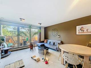 Schaarbeek: Ontdek dit moderne appartement in Schaarbeek. Dit appartement, gebouwd in 2021, is een ideale woonst voor wie comfortabel en centraal wil wonen. <br /><br />Gelegen in een stedelijke omgeving met winkels, horeca en goede verbinding met het stadscentrum en het openbaar vervoer (station Brussel-Noord).<br /><br />Indeling: <br />- Lichtrijke woonkamer met aansluitende keuken en toegang tot het terras aan de voorzijde<br />- Keuken met aansluitende praktische bergruimte<br />- Nachthal met apart toilet en berging<br />- 1 slaapkamer<br />- Uitgeruste badkamer<br /><br />Extra troeven:<br />- Terras aan de voorzijde (4m²)<br />- Extra terras aan de achterzijde (9m²)<br />- Privatieve kelder<br />- Parkeerplaats in de ondergrondse garage <br /><br />Huurprijs en kosten: totale maandelijkse kost van € 1.150.<br />De huurprijs bedraagt € 1050 per maand, met een provisie van € 100 per maand voor de gemeenschappelijke kosten van het gebouw. Alle individuele verbruikskosten, waaronder gas, water, elektriciteit en internet, zijn afzonderlijk ten laste van de huurder.<br /><br />Ligging en omgeving:<br />Het appartement bevindt zich in de Vooruitgangsstraat in Schaarbeek, op een strategische locatie in het Brusselse stadsweefsel. De buurt biedt een mix van winkels, handelszaken, eetgelegenheden en openbaar vervoer. Ook het stadscentrum, het station Brussel-Noord en de omgeving van Tour & Taxis zijn vlot bereikbaar. De nabijheid van belangrijke verbindingswegen en openbaar vervoer maakt dit appartement interessant voor wie in Brussel werkt of zich regelmatig door de stad verplaatst.<br /><br />Interesse in dit pand? Dien vandaag nog uw kandidatuur in via Dewaele.com!