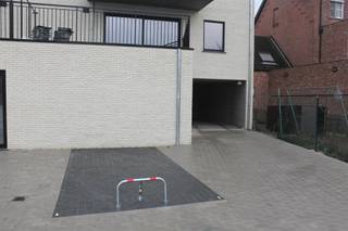 Autostaanplaats P1Gelegen achter het appartementsgebouw te Merksplas, Leopoldstraat, 34-365,40m x 2,50mgemeenschappelijk waterkraantje...