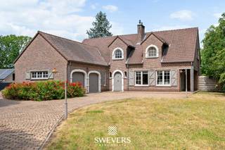 Voor meer info en foto’s, surf naar www.swevers.be – Ontdek deze instapklare open bebouwing aan de Laeremansstraat 21 in Koersel, gelegen op een uitzonderlijk perceel van 1 ha 35 a 73 ca met open zicht op agrarisch gebied. Hier geniet u van maximale privacy, rust en ruimte, terwijl winkels, scholen en andere voorzieningen vlot bereikbaar zijn. De villa, gebouwd in 1988, biedt 302 m² bewoonbare oppervlakte en is kwalitatief afgewerkt met onder meer parketvloeren. Op het gelijkvloers vindt u een ruime inkomhal met gastentoilet, een lichtrijke woonkamer met eetkamer, een volledig uitgeruste keuken met zicht op het overdekte terras, een praktische wasplaats, een slaapkamer en een inpandige dubbele garage. Op de verdieping bevinden zich nog twee ruime slaapkamers, waarvan één met een aparte dressing, twee badkamers en een berging. De royale kelder van ca. 120 m² biedt extra bergruimte en een bijkomende garage of opslagruimte. Dankzij de noordwestelijke oriëntatie geniet u volop van de avondzon. Het uitgestrekte terrein is ideaal voor dierenliefhebbers of het houden van paarden en biedt tal van mogelijkheden. Scholen liggen op 1,3 km, openbaar vervoer op 350 m, winkels en horeca op 2 km en de autosnelweg bereikt u in slechts 7 km. Een unieke eigendom voor wie op zoek is naar ruimte, comfort en een groene omgeving. Voor meer informatie, bel 011 255 155. Bron bewoonbare oppervlakte: EPC – verslag.