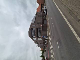 Prachtig nieuwbouw hoekappartement met groot terrasDit duplexappartement, gelegen op het 1ste verdiep, bestaat uit:* inkom, berging, open keuken,...