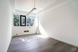 MAIL : antoine.d@weinvest.be | TEL : +32 485 85 64 30<br /><br />We Invest biedt met trots dit prachtige kantoorgebouw aan, ideaal gelegen vlakbij het Gare du Midi. Met zijn zuidoostelijke gevel baadt deze ruimte in natuurlijk licht en biedt het een uitzonderlijke werkomgeving.<br /><br />Deze zeldzame kans biedt u de mogelijkheid om uw kantoren in te richten in een dynamische en centrale omgeving. Met een totale oppervlakte van 756 m² verdeeld over 2 verdiepingen, bestaat elke verdieping uit een twintigtal ruime, goed ingerichte kamers.<br /><br />De onlangs gerenoveerde kantoren hebben grote ramen met dubbele beglazing voor optimale isolatie, elegante vloeren en een plafondhoogte van 2,85 meter. Luchtverwarming en zorgvuldige verlichting zorgen voor een aangename werkomgeving.<br /><br />De ruimtes, variërend van 6 tot 33 m², kunnen worden aangepast aan verschillende teamconfiguraties. Het gebouw is ideaal gelegen in het stadscentrum, met gemakkelijke toegang tot lokale diensten en 4 beveiligde ondergrondse parkeerplaatsen (€150/plek).<br /><br />Er zijn twee liften beschikbaar: de ene bevindt zich in het trappenhuis en is toegankelijk voor iedereen, de andere geeft toegang tot het interieur van elke verdieping via een privébadge.<br /><br />Huur: €9.500/maand<br />Servicekosten: €4.400 per kwartaal (onderhoud van gemeenschappelijke ruimten, water, gas, elektriciteit).<br />Beschikbaarheid: direct!<br /><br />Nu bekijken! Ga voor meer exclusieve woningen naar www.weinvest.be.