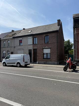 Gezellige rijwoning met 3 slaapkamers en grote tuin. Ontdek deze ruime rijwoning met een verrassend diepe tuin en functionele indeling, ideaalvoor...