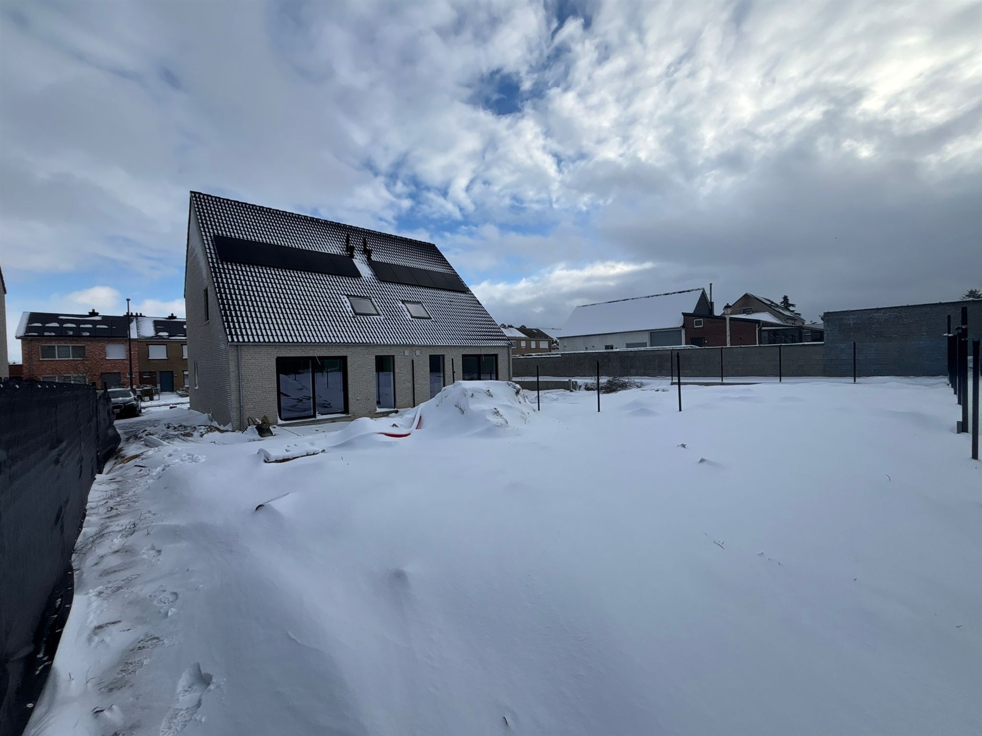 Rustiggelegen, hoogwaardig afgewerkte nieuwbouwwoning nabij het centrum! - foto 2