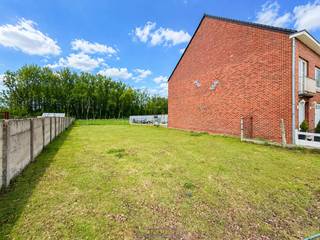 Rustig gelegen perceel met een <strong>OPPERVLAKTE VAN 1.219 M²</strong> aan de voet van de <strong>GEKENDE BERENDRIES</strong>. Dit aangename perceel combineert een <strong>MOOIE BREEDTE</strong> met een groene omgeving, waardoor geschikt is voor het bouwen van een <strong>HALFOPEN BEBOUWING</strong> met <strong>VOLDOENDE BUITENRUIMTE</strong> voor het houden van <strong>KLEINVEE</strong> of <strong>MOESTUIN</strong>. Dankzij de <strong>GUNSTIGE LIGGING </strong>geniet u hier van veel natuurlijk licht en een aangenaam zicht op het <strong>OMLIGGENDE LANDSCHAP</strong>. Omgevingsvergunning nog aan te vragen.<br /><br />Adres: Groenstraat 27 te Michelbeke (Brakel)<br /><br />Geen bouwverplichting. P-score: D (gelegen in risicozone voor overstromingen)