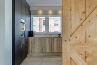 Maison individuelle entièrement rénovée et prête à emménager, située sur un magnifique terrain de 11 ares et 70 centiares, dans un emplacement à la fois exceptionnellement pratique et champêtre.
Cette maison a fait l'objet d'une rénovation complète en 2021 avec des matériaux haut de gamme et durables, offrant ainsi un confort de vie contemporain sans souci.
Au rez-de-chaussée, vous entrez dans la maison par le hall d'entrée avec des toilettes séparées pour les invités. Vous trouverez également une buanderie pratique, un espace de vie lumineux et spacieux qui s'ouvre naturellement sur la véranda et donne sur le grand jardin ensoleillé. La cuisine entièrement équipée dispose de tous les appareils nécessaires et offre un confort d'utilisation optimal.
Le premier étage comprend une salle de bains élégante avec baignoire et douche à l'italienne, des toilettes séparées et trois chambres spacieuses et fonctionnelles.
La maison dispose d'un sous-sol partiel et d'un garage pouvant accueillir deux voitures, ainsi que d'un espace de rangement supplémentaire.
Atouts : Entièrement rénovée en 2021 | Emplacement exceptionnel : calme et facilement accessible | Grand jardin ensoleillé | Nombreuses places de stationnement | Sans amiante | Électricité conforme.
Vous souhaitez obtenir plus d'informations ou organiser une visite ? N'hésitez pas à envoyer un e-mail à Louis@immoaccenta.be.
