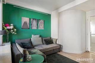 Dit moderne eenslaapkamerappartement biedt aangenaam wonen in het hartje van Oostende. Een uitstekende keuze als vaste woonst, tweede verblijf of investeringLigging:Het appartement is gelegen in de Sint-Sebastiaansstraat 7 te Oostende, een rustige maar uiterst centrale locatie. Op wandelafstand vindt u winkels, horeca, openbaar vervoer en het strand.Indeling:Het appartement bevindt zich op het bovenste verdiep. Via de inkomhal komt u in de gezellige leefruimte met open keuken. Aansluitend is er een terras, ideaal om even te ontspannen.De hal geeft verder toegang tot de ruime slaapkamer en de moderne badkamer, die is uitgerust met een inloopdouche. Troeven:- zeer modern en instapklaar appartement- centrale ligging - EPC met C-label Voor meer informatie of een bezoek, contacteer ons via 056 96 08 00 of info@property-vastgoed.be